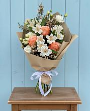 Букет цветов из:  Альстромерии, Лизиантусы, Розы и Хризантемы в Теплой Горе