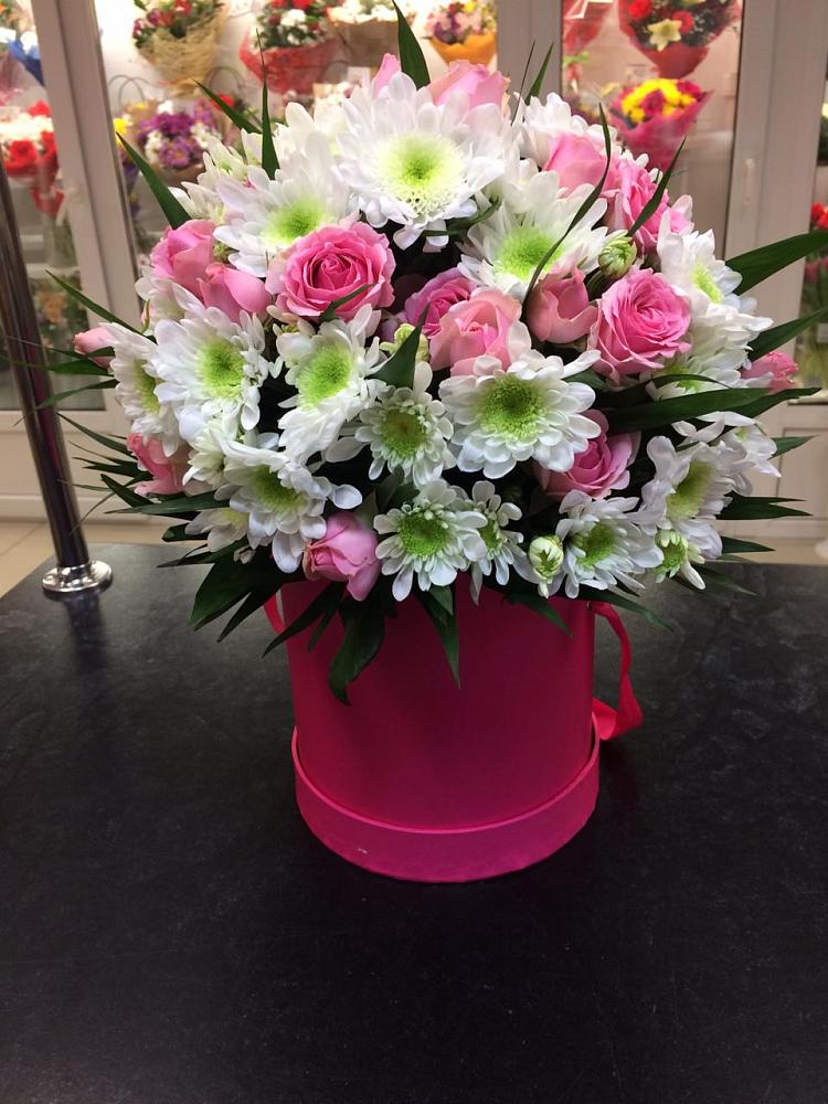 Цветочная композиция из Розы и Хризантемы в шляпной коробке в Теплой Горе