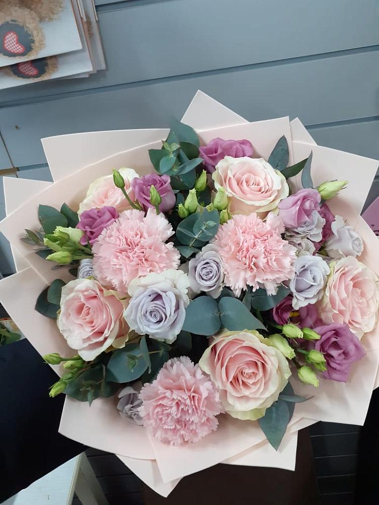 Букет цветов из: Розы, Гвоздики и Лизиантусы в Теплой Горе