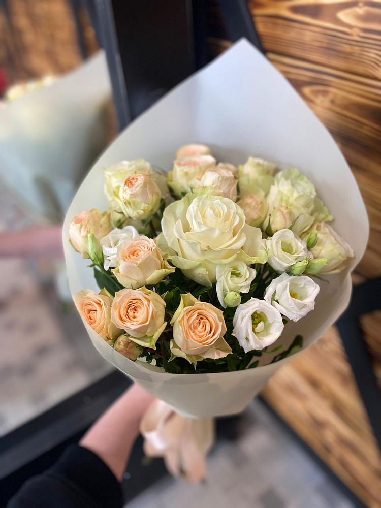 Букет цветов из: Розы и Лизиантусы в Теплой Горе