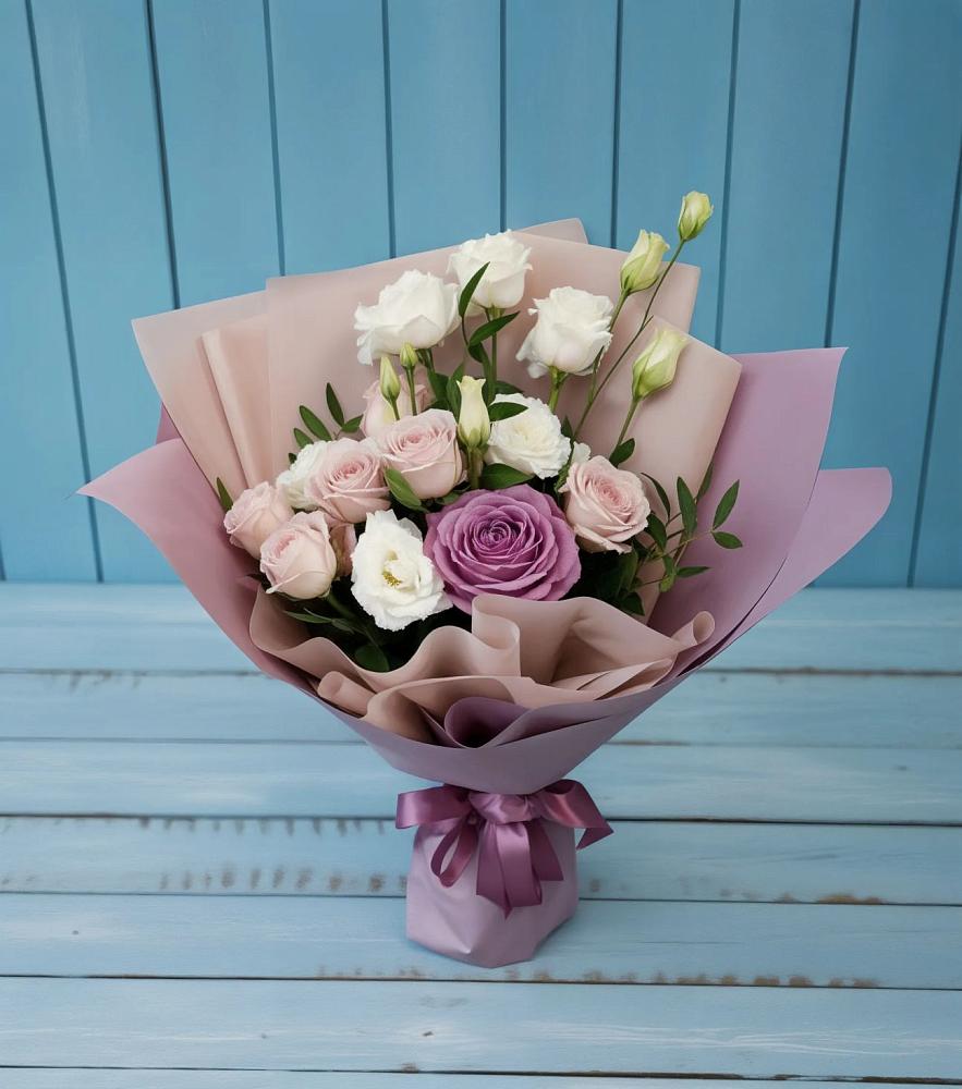 Букет цветов из: Розы и Лизиантусы в Теплой Горе